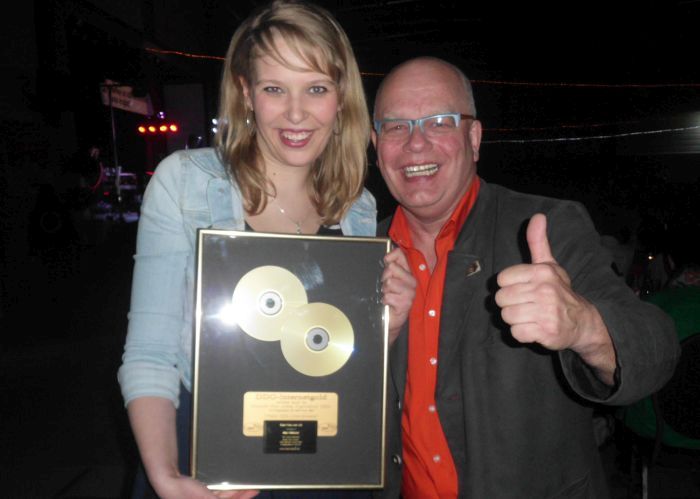 Und es gab auch 2014 wieder eine Goldene CD für Mia Ohlsen von der Deutschen Diskjockey Organisation DDO (Foto copyright: MammaMia)